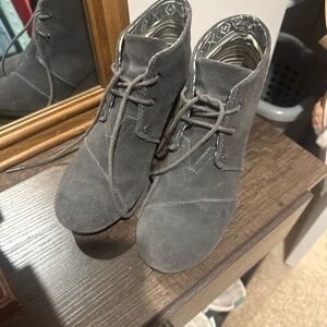 Toms Charcoal Suede Ankle Booties size 9w